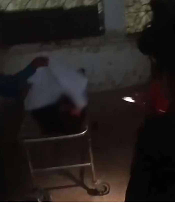 सरकारी अस्पताल में पोस्टमार्टम के लिए रखें एक युवक के शव का गला कुत्तों द्वारा खाने का मामला सामने आया