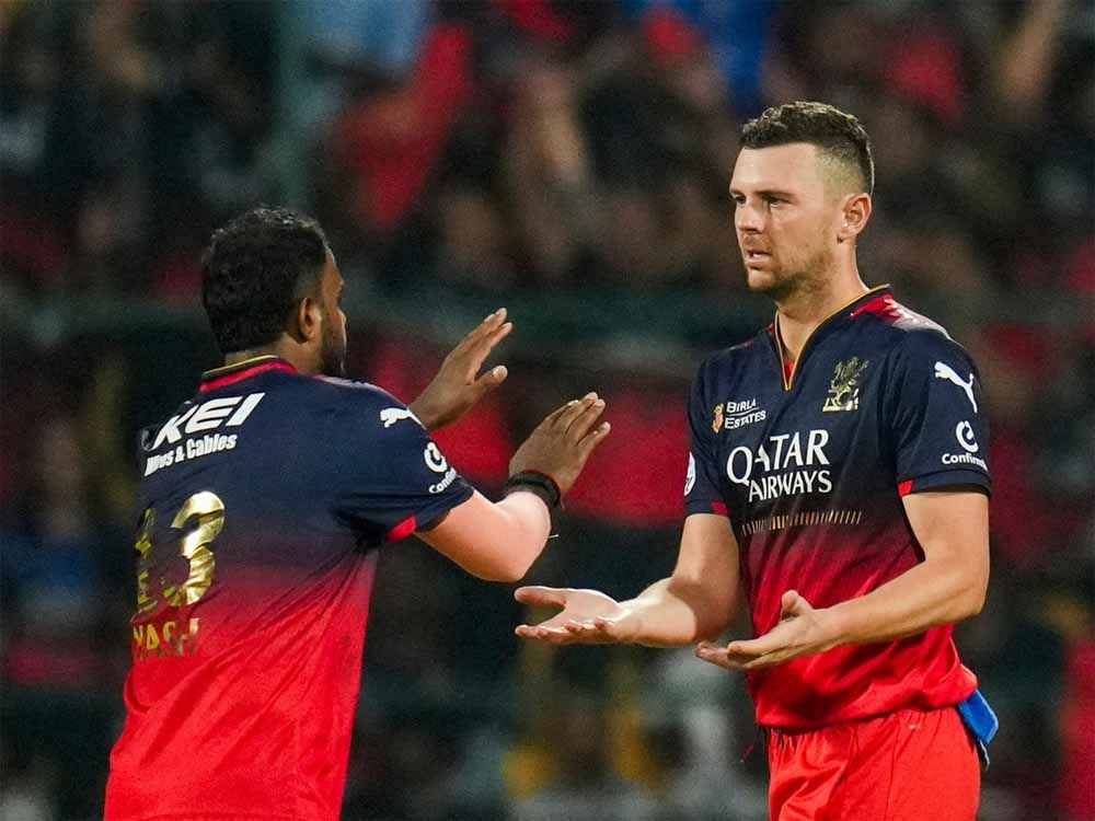 रॉयल चैलेंजर्स बेंगलुरु के लिए अच्छी खबर, प्लेऑफ के लिए वापस आ रहे जोश हेजलवुड