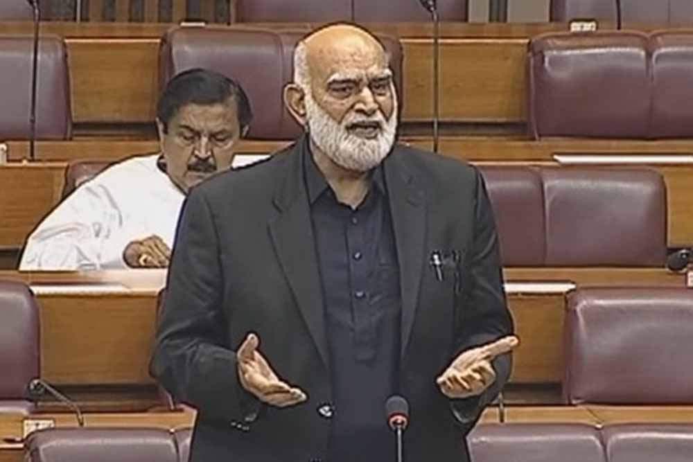 संसद में रोते हुए पूर्व मेजर बोले- ‘अल्लाह हमारी हिफाजत करे’, पाकिस्तान में दहशत का माहौल