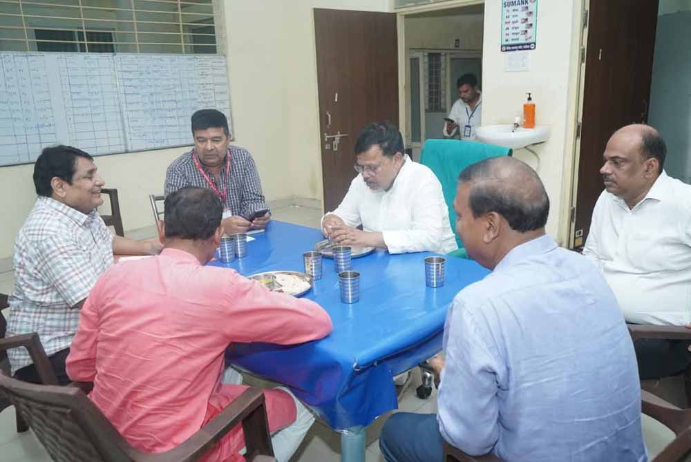 ऊर्जा मंत्री तोमर ने किया सिविल अस्पताल हजीरा का निरीक्षण