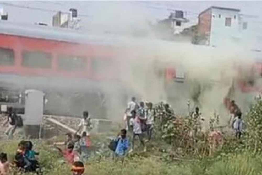 जालंधर आ रही अत्ंयोदय एक्स्प्रेस में लगी आग, यात्रियों में मची भगदड़