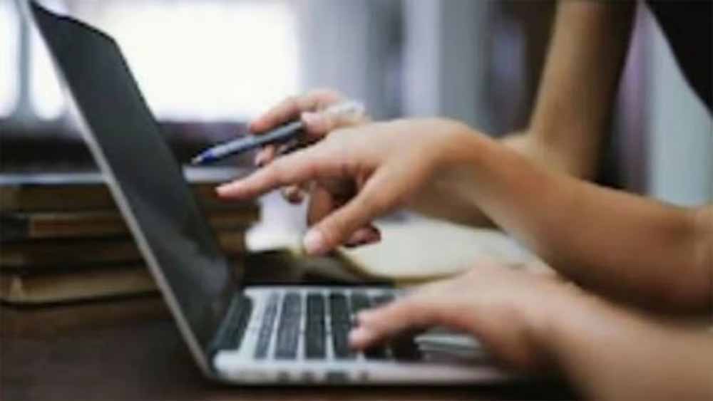 निजी स्कूल की 11वीं कक्षा की वर्चुअल क्लास के दौरान अश्लील कटेंट शेयर होने से मचा हंगामा, छात्र निलंबित