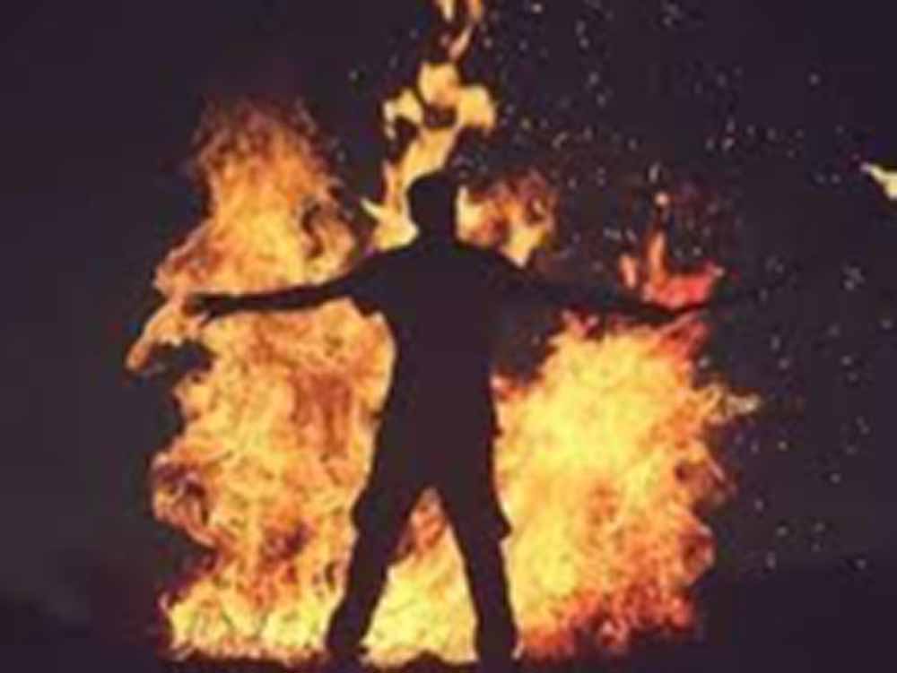 प्रॉपर्टी में निवेश को लेकर करोड़ों के लेनदेन और ब्याज की मांग से परेशान युवक ने किया आत्मदाह