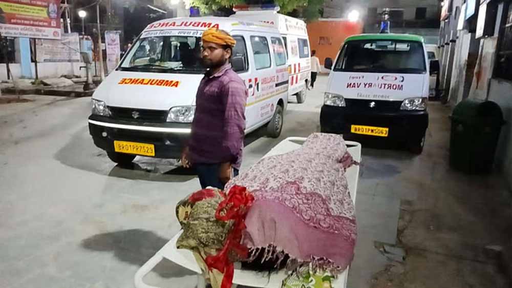 तेज रफ्तार बाइक ने मारी टक्कर, इलाज के दौरान महिला ने तोड़ा दम