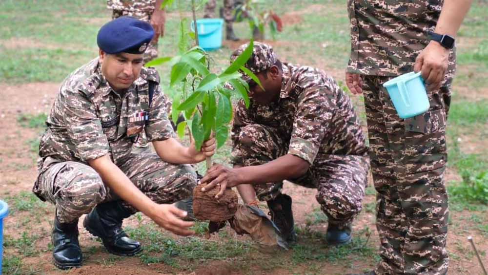 विश्व पर्यावरण दिवस के उपलक्ष में 65 वीं वाहिनी CRPF के F/ समवाय कुल्हाड़ीघाट में वृक्षारोपण का कार्यक्रम
