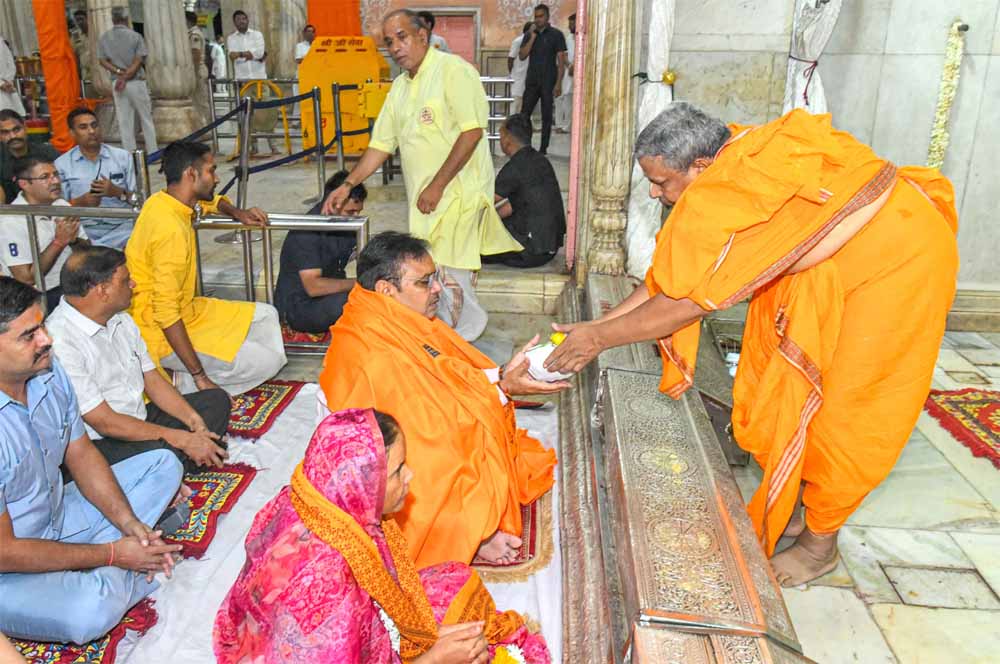 मुख्यमंत्री शर्मा ने सपत्नीक श्री गोविन्द देव जी मंदिर में दर्शन किए प्रदेश की सुख-समृद्धि एवं खुशहाली की कामना की