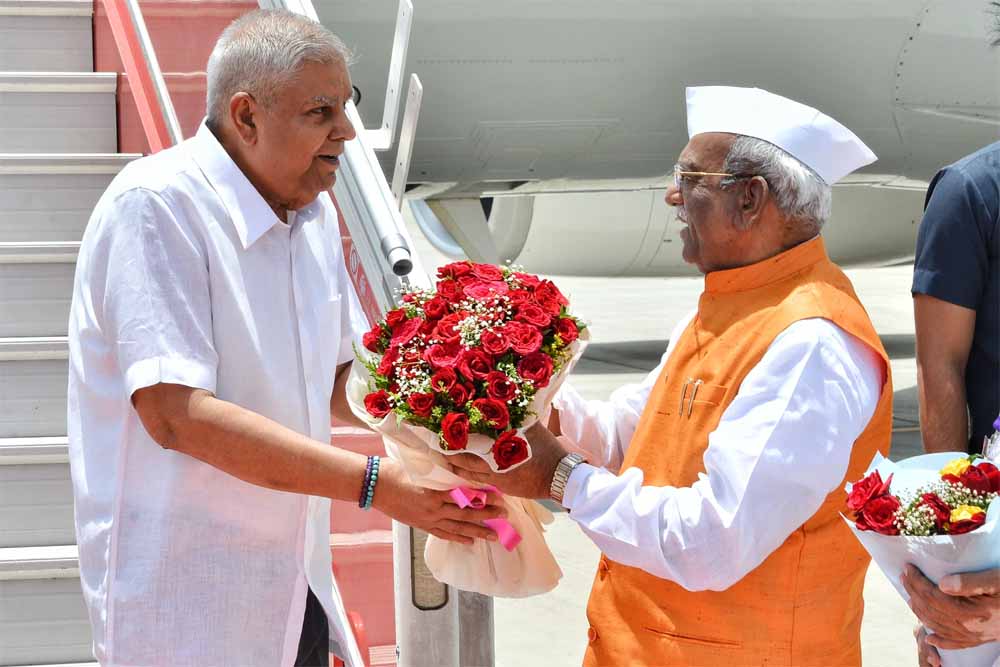 राज्यपाल बागडे ने उपराष्ट्रपति की अगवानी की