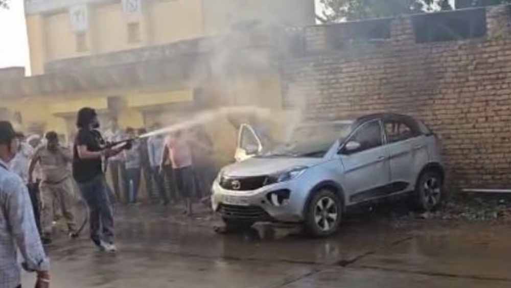 अनियंत्रित कार दीवार से टकराई, आग लगने से डॉक्टर की जिंदा जलकर हुई मौत