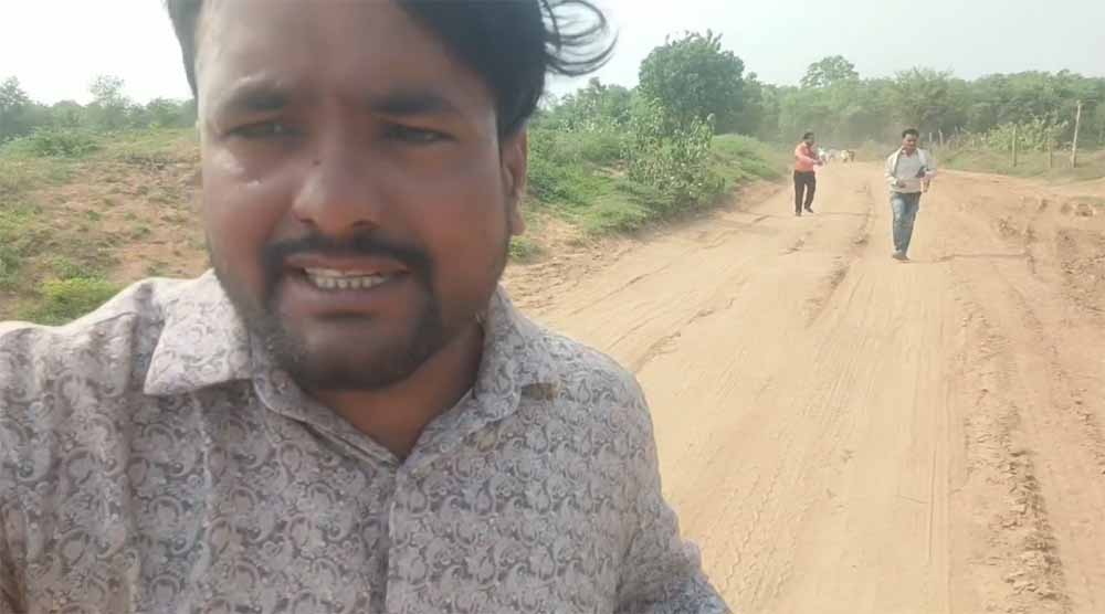 गरियाबंद में रेत माफिया के हौसले बुलंद: अवैध खनन की कवरेज करने गए रिपोर्टरों को दौड़ा-दौड़ाकर पीटा, कैमरा और ID छीने