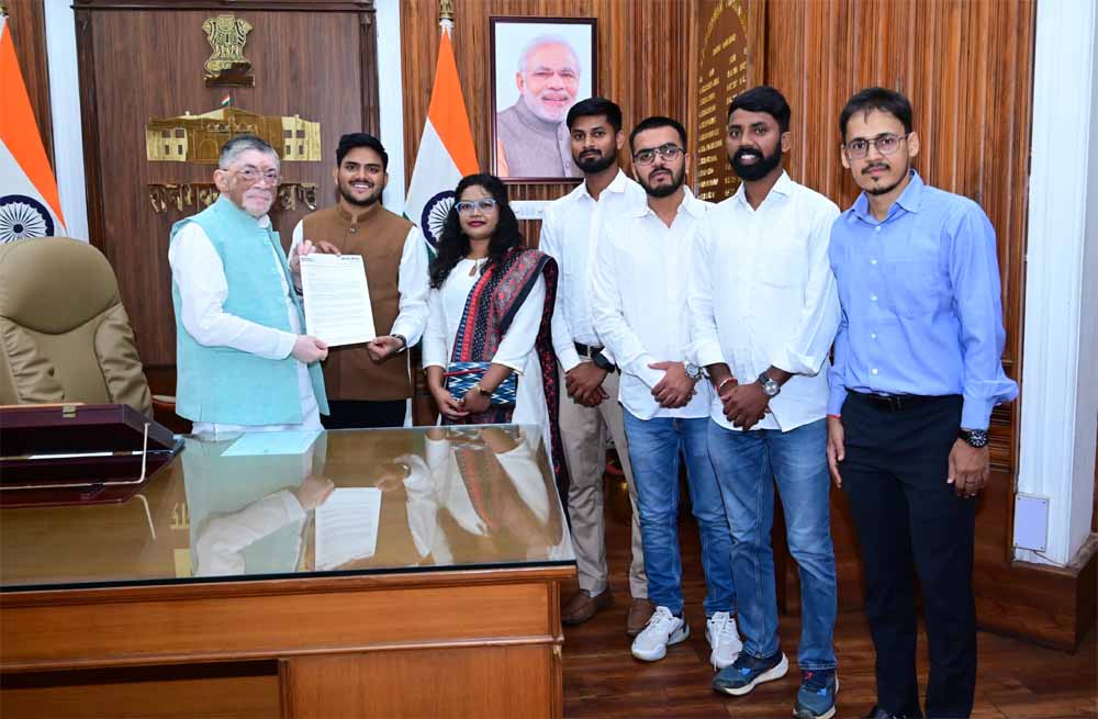 बिगड़ती कानून-व्यवस्था को लेकर राज्यपाल को आजसू पार्टी ने सौंपा ज्ञापन