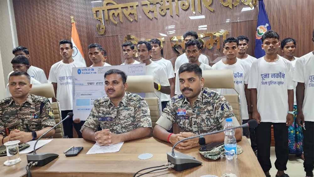 2 हार्डकोर समेत 16 नक्सलियों ने किया आत्मसमर्पण, 25 लाख का था इनाम