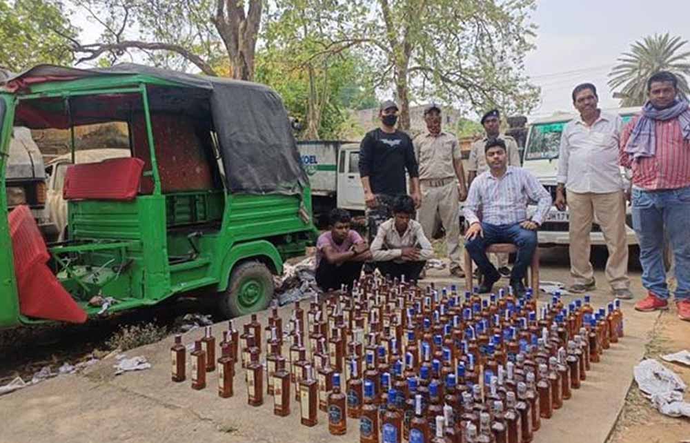 गोड्डा में भारी मात्रा में अवैध शराब जब्त