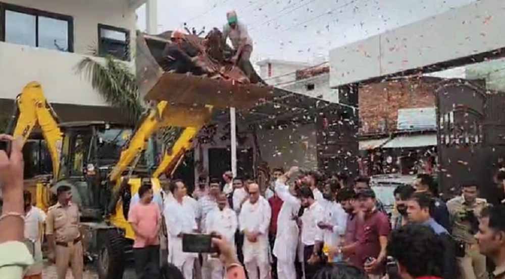 बुलडोजर दो तरह के एक मोहब्बत का तो दूसरा योगी सरकार का जो तोड़ने का काम करता है : कांग्रेस प्रदेश अध्यक्ष