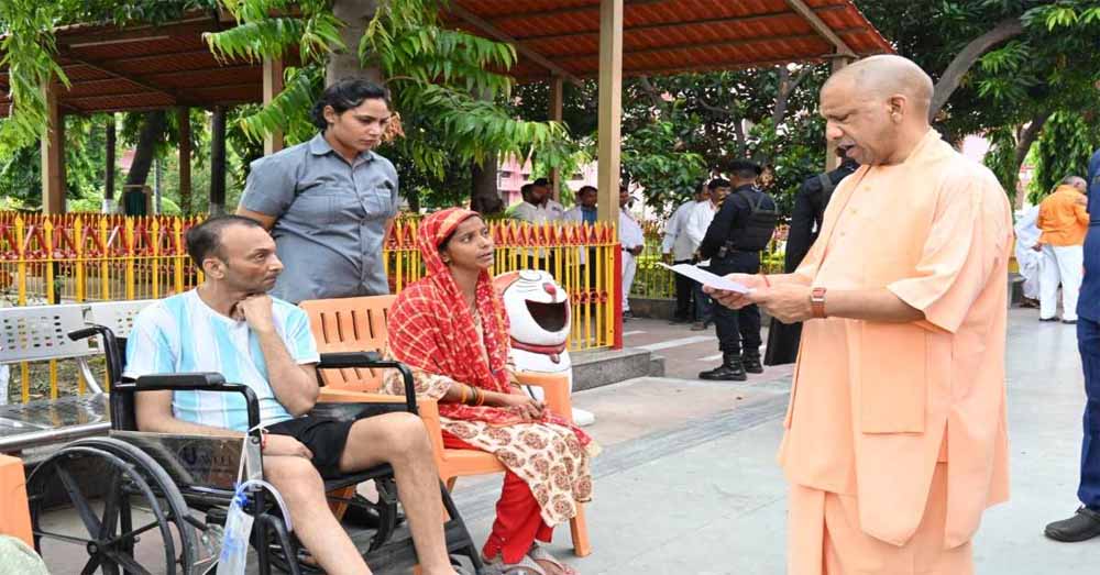 मुख्यमंत्री योगी गोरखनाथ मंदिर परिसर में आयोजित ‘जनता दर्शन’ में आए लोगों की सुनी समस्याएं