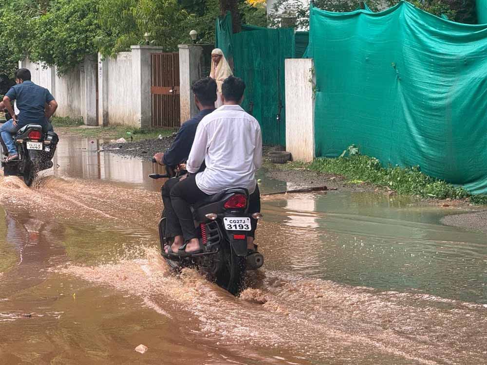 हल्की बारिश में जलभराव से जनजीवन अस्त-व्यस्त