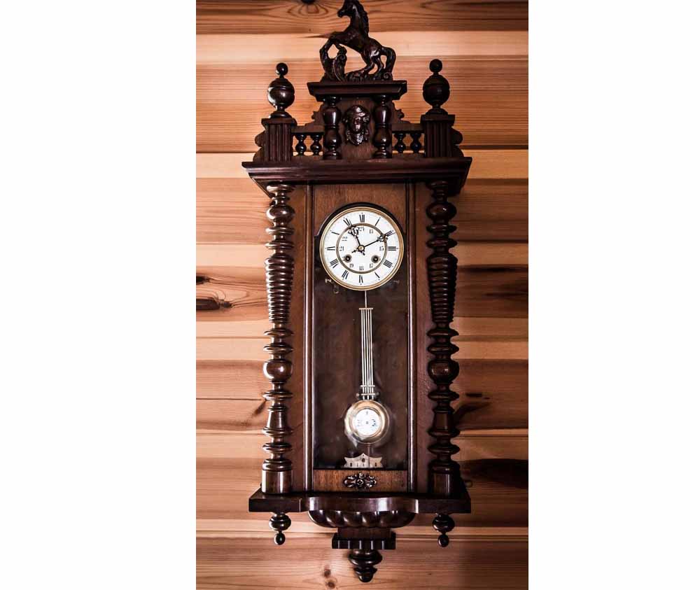 वास्तु के अनुसार, घर के लिए शुभ होती है पेंडुलम क्लॉक