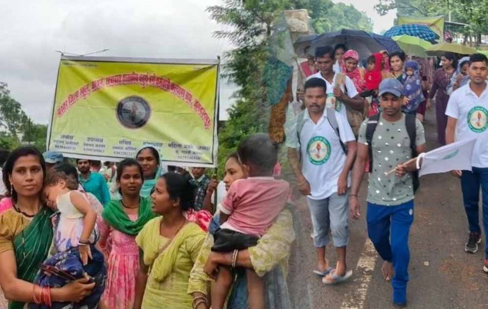 नियमितीकरण की मांग को लेकर फिर सड़क पर उतरे चतुर्थ वर्ग कर्मचारी, कोंडागांव से 300 किमी की पदयात्रा कर पहुंचेंगे राजधानी