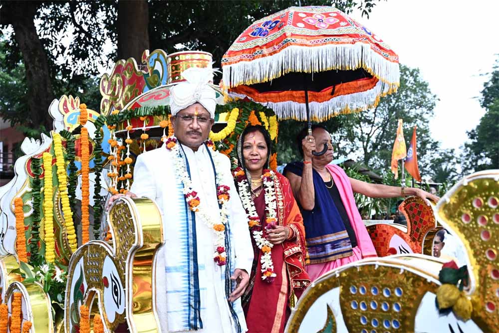 परंपरागत श्रद्धा-भक्ति और उल्लास के वातावरण में निकाली गई भव्य रथयात्रा
