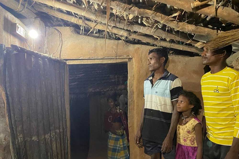 रायपुर : मुख्यमंत्री कैंप कार्यालय की तत्परता से ग्राम टुकूपानी में बहाल हुई बिजली आपूर्ति