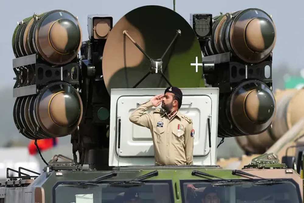 भारत के डर से रक्षा बजट 18% बढ़ाएगा पाक, आधी जनता गरीब, कर्ज लो, हथियार खरीदो