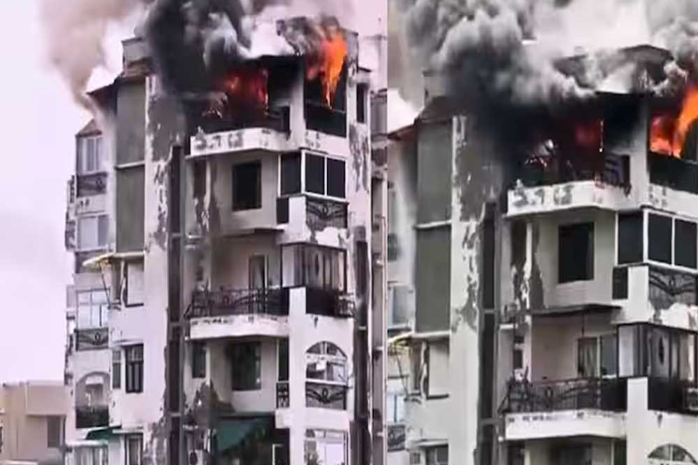 दिल्ली : द्वारका के अपार्टमेंट में भीषण आग, तीन लोग बिल्डिंग से कूदे नीचे, तीनों की मौत