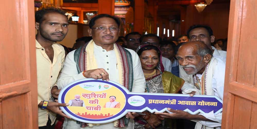 रायपुर : संतु चक्रेस को मिला सपनों का आशियाना, मुख्यमंत्री से पक्के मकान की चाबी पाकर भावुक हुए बुजुर्ग