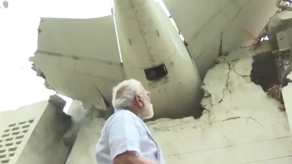 अहमदाबाद में विमान दुर्घटना साइट का दौरा कर अस्पताल में PM मोदी ने की घायलों से मुलाकात, अब तक 265 लोगों की मौत
