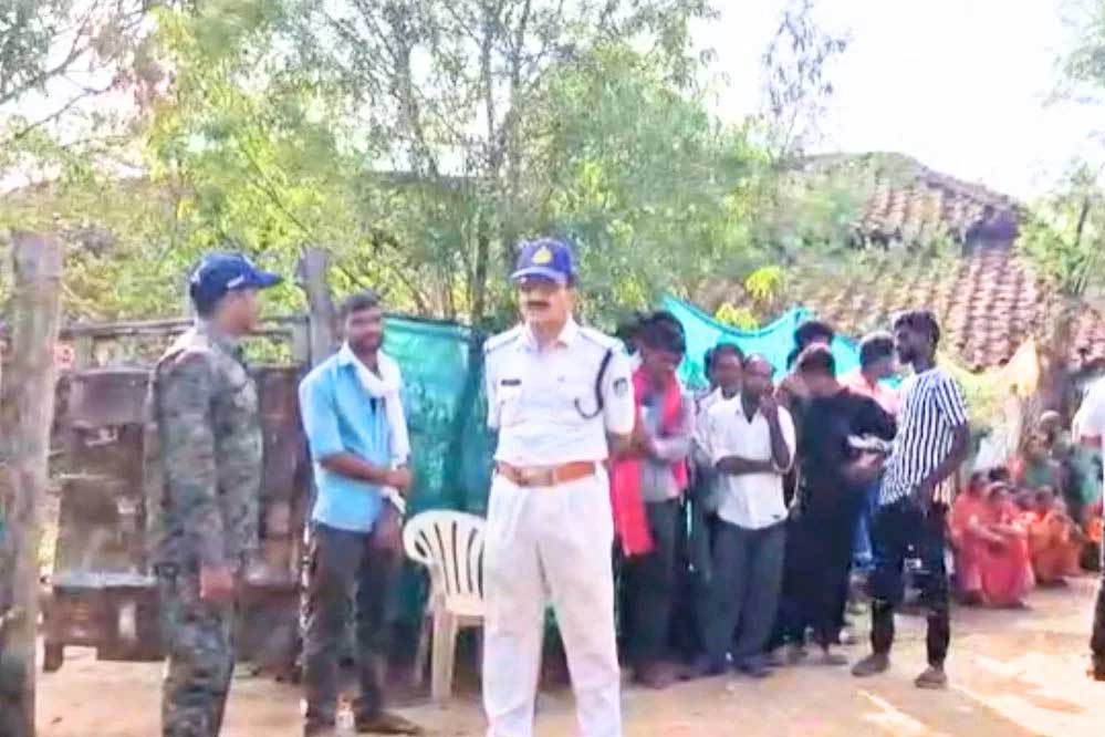 डिंडौरी में फंदे पर लटके मिले मां-बेटे और बेटी, रस्सियों से बंधे थे हाथ… तंत्र-मंत्र के ‘मायाजाल’ में क्या छिपा है मौत का रहस्य?