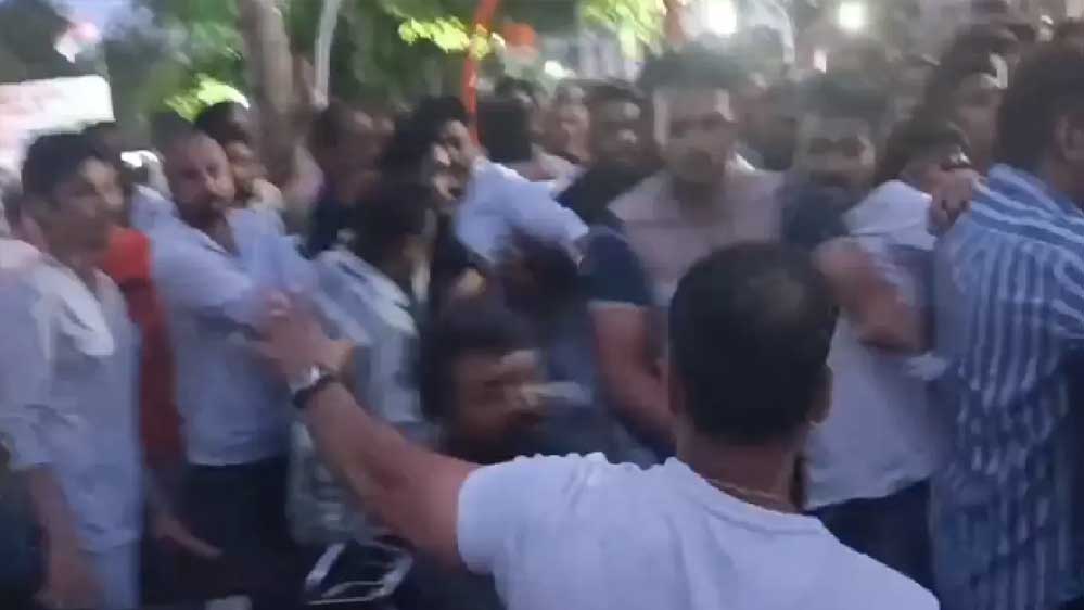 राजधानी भोपाल में कांग्रेस कार्यकर्ताओं के बीच चले लात-घूंसे , BJP का तंज- बैठक या कुश्ती प्रतियोगिता?