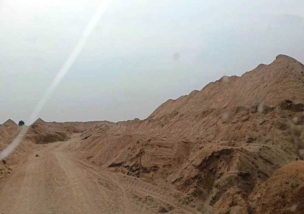 रायपुर : रेत के अवैध भंडारण पर ग्राम बरबसपुर में बड़ी कार्रवाई