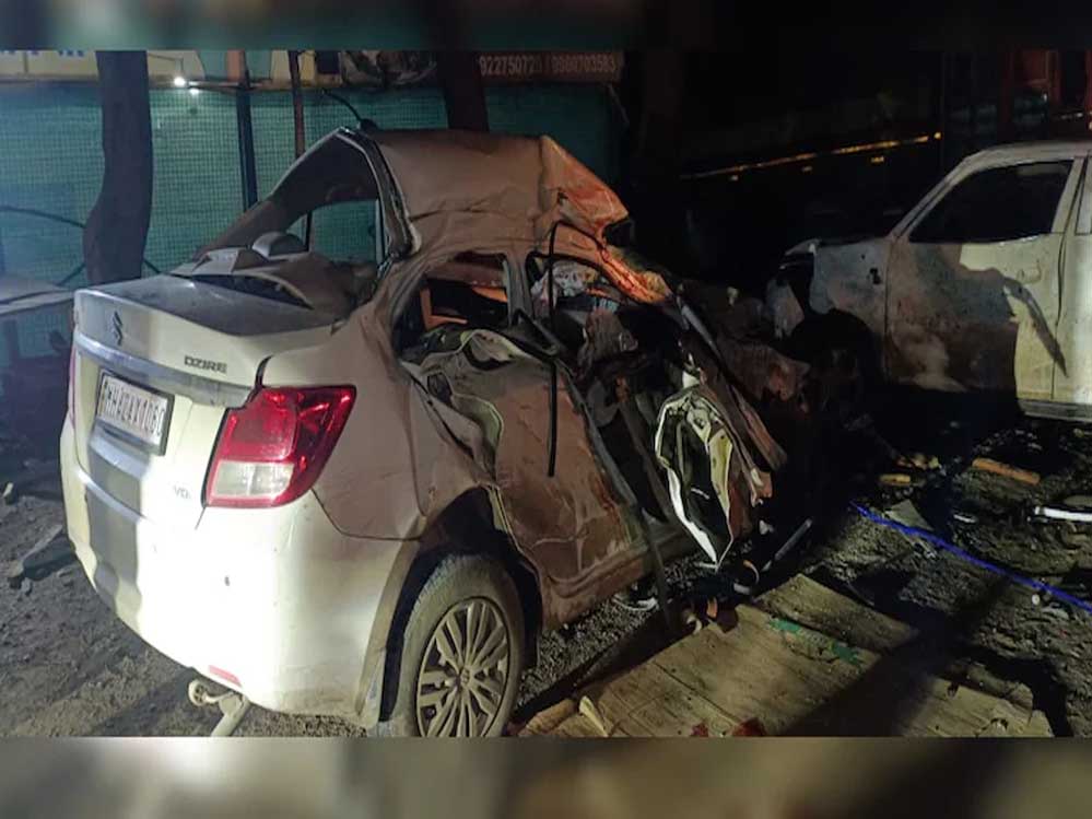 पुणे में दर्दनाक सड़क हादसा, कार और पिकअप ट्रक की टक्कर में 8 लोगों की दर्दनाक मौत