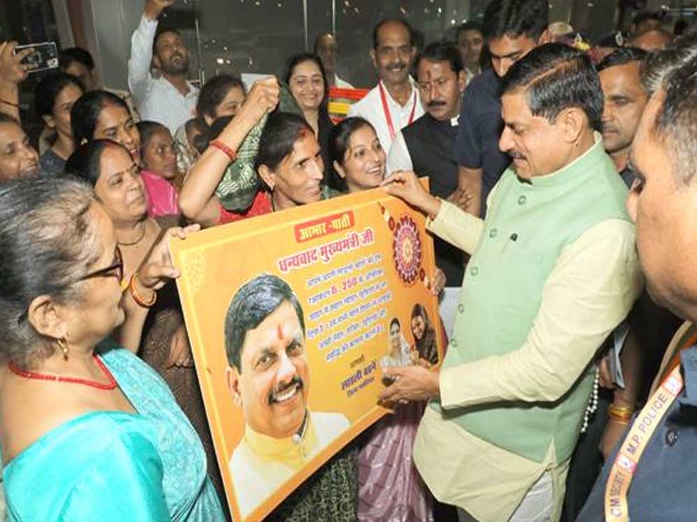 मुख्यमंत्री डॉ. यादव को ग्वालियर की लाड़ली बहनाओं ने सौंपा बधाई पत्र