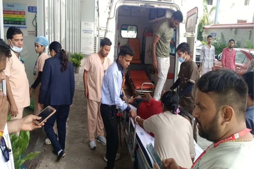 बस के चालक को आया हार्ट अटैक, यात्रियों ने सीपीआर देकर बचाई जान,  एंबुलेंस से पहुंचाया गया अस्पताल