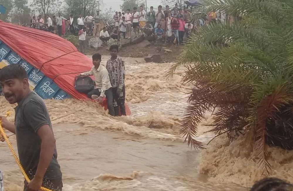 श्योपुर में खिरखिरी गांव की नदी उफान पर,नाला पार कर रही ट्रैक्टर-ट्रॉली बही
