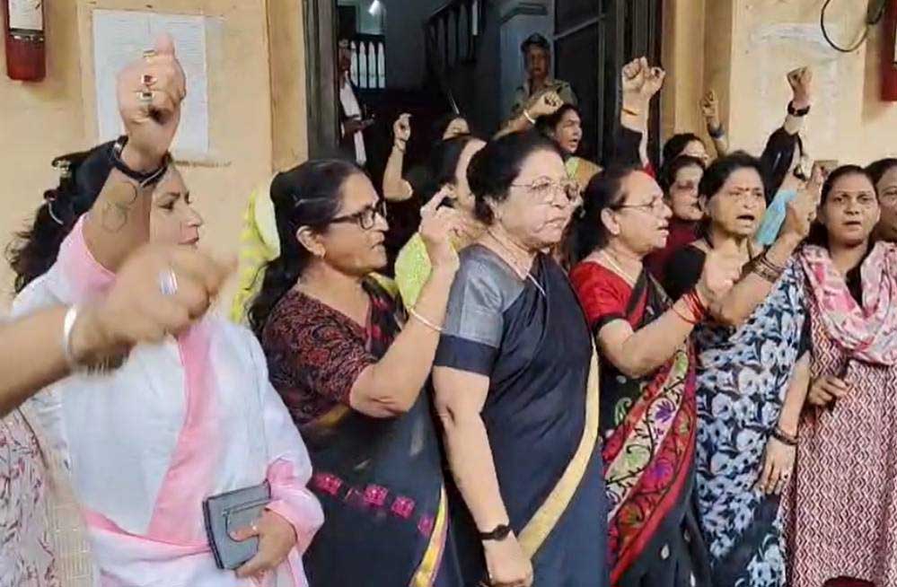 इंदौर भाजपा महिला मोर्चा ने कमिश्नर ऑफिस के सामने किया प्रदर्शन, कांग्रेस पार्षद कादरी को बर्खास्त करने की मांग