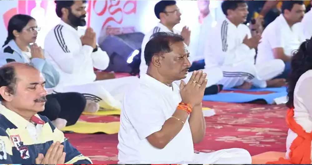सीएम साय  ने जशपुर में लगाया आसन, नेता और अधिकारियों ने भी किया योगा