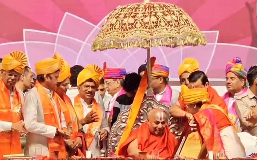 तुलसी पीठ चित्रकूट के संस्थापक जगद्गुरु स्वामी रामभद्राचार्य को डी-लिट की मानद उपाधि से सम्मानित किया गया