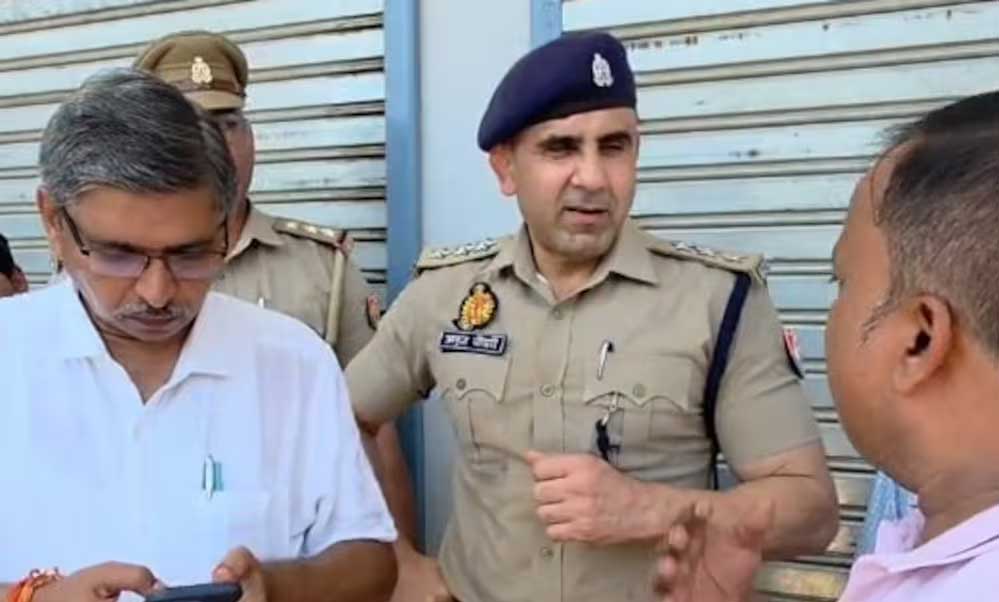 संभल : CO अनुज चौधरी के अल्टीमेटम के बाद हरकत में आए लोग, खुद ही तोड़ने लगे मस्जिद