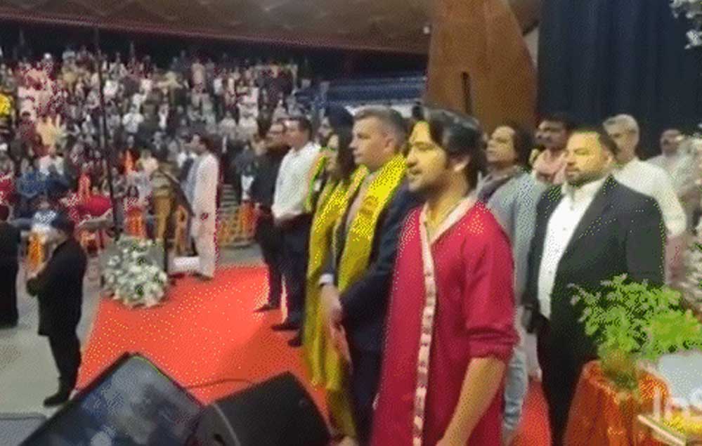 न्यूजीलैंड के प्रधानमंत्री डेविड ब्रीन बागेश्वर धाम के पंडित धीरेंद्र शास्त्री से मिले, सुनी हनुमान कथा