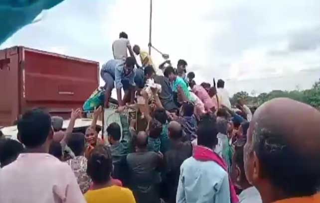 बेमेतरा में मुर्गियों से भरा वाहन पलटा, घायल ड्राइवर को बचाना छोड़ मुर्गियां लूटकर भगने लगे लोग