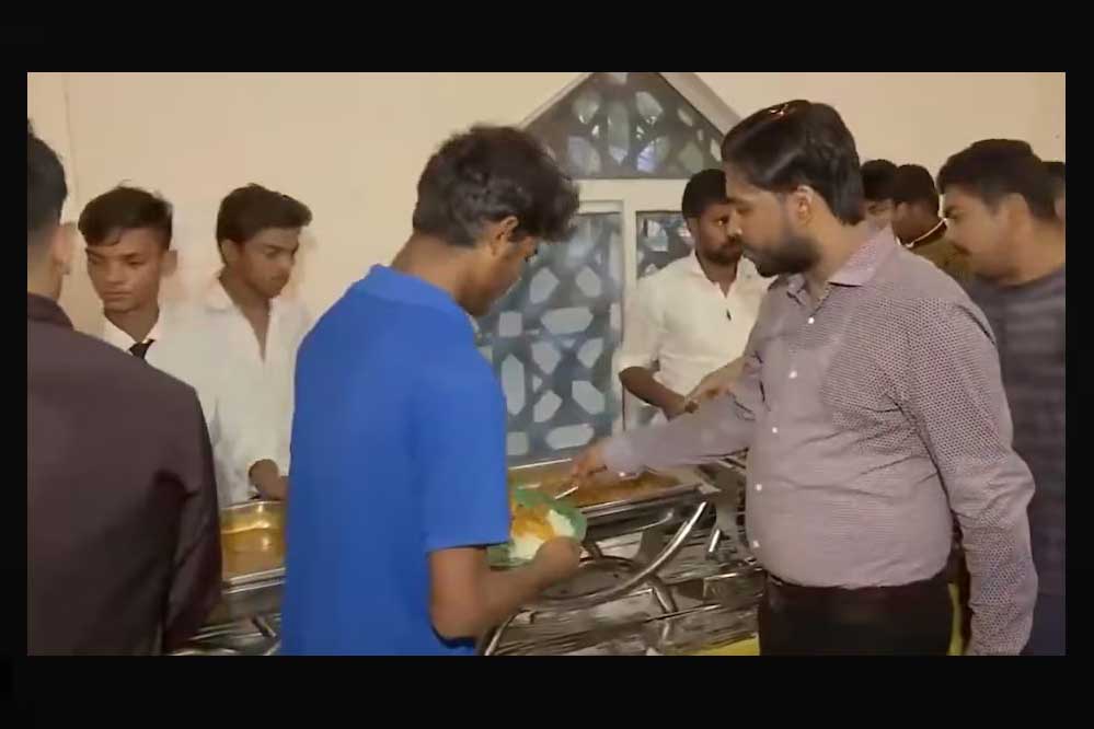आज खान सर ने पटना में लड़कों को दी अपनी शादी की पार्टी, परोसे ‘एक सौ छप्पन भोग’