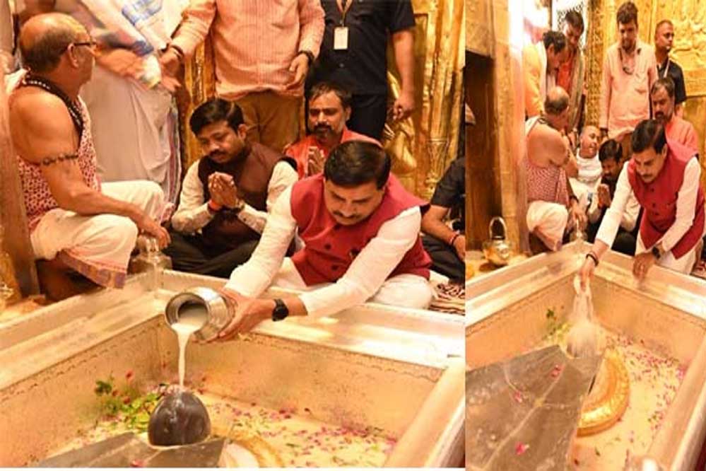 सीएम डॉ मोहन ने बाबा काशी विश्वनाथ के किए दर्शन, महादेव से की MP की सुख समृद्धि की कामना