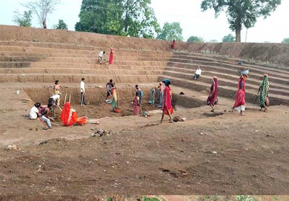 जल गंगा संवर्धन अभियान: बारिश के पानी का संचयन करने ग्रामीणों ने दिखाई जागरूकता