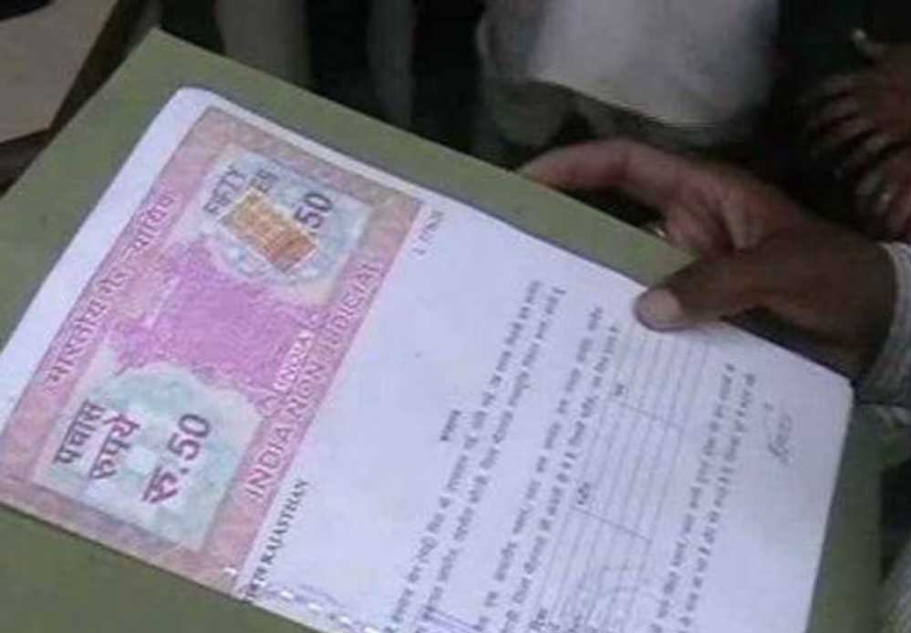 रिटायर पिता को उनके बेटियों ने इस कदर अपमानित किया कि उन्होंने तंग आकर अपनी 4 करोड़ की संपत्ति एक मंदिर को दान में दे दी