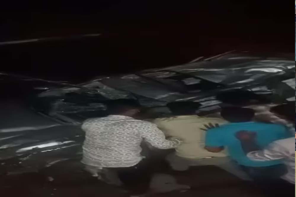 अकोला में दर्दनाक सड़क हादसा! पुल की रेलिंग तोड़ते हुए 30 फीट नीचे गिरी, 3 लोगों की मौत