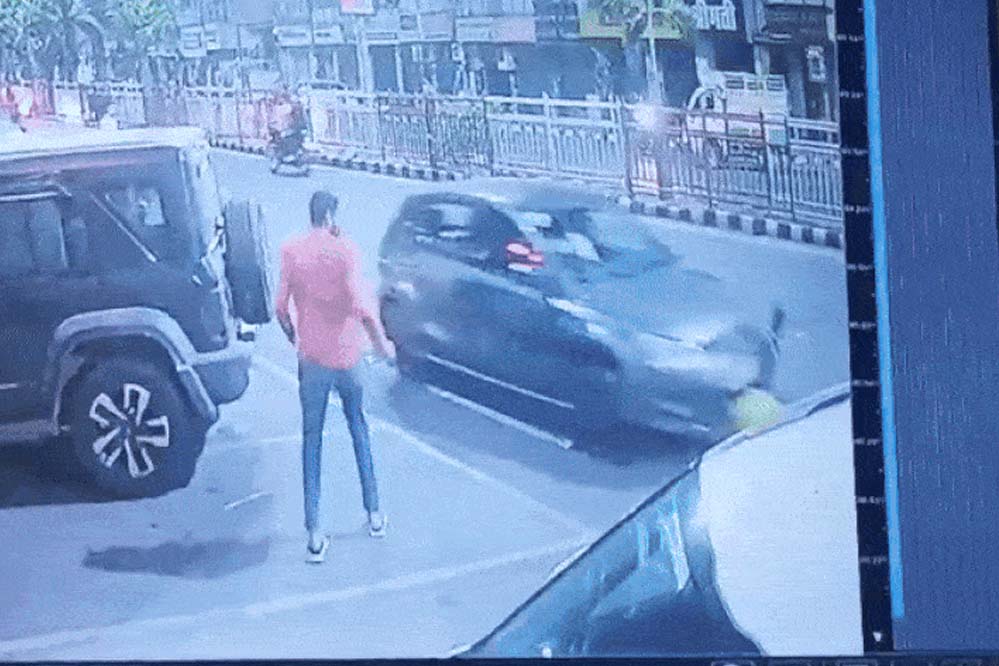 भोपाल में तेज रफ्तार कार ने 3 दोस्तों को रौंदा, एक की हालत गंभीर