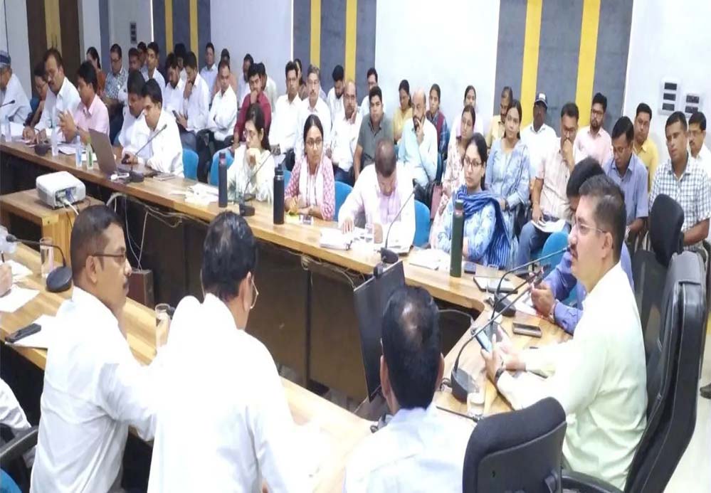 कार्य में लापरवाही बरतने पर 6 पटवारियों को कलेक्टर ने दिया निलंबन का नोटिस