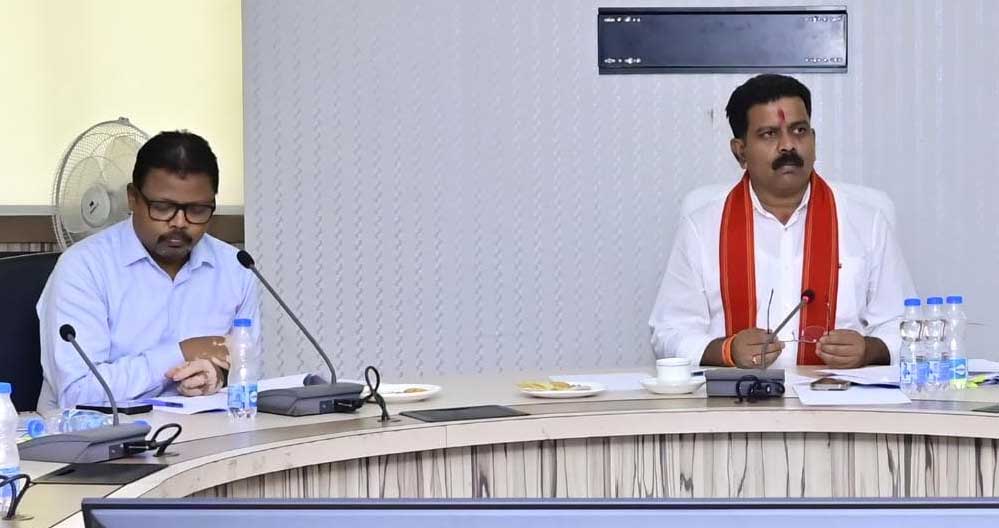 गृहमंत्री ने अधिकारियों को कई निर्देश दिए, गोतस्करों की संपत्ति जब्त कर उसे निलाम की जाये