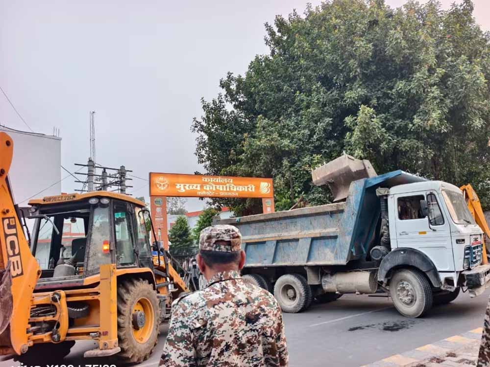 प्रयागराज में कचहरी परिसर के बाहर हुआ बुलडोजर ऐक्शन, चैंबर तोड़ने पर भड़के वकीलों ने किया चक्का जाम