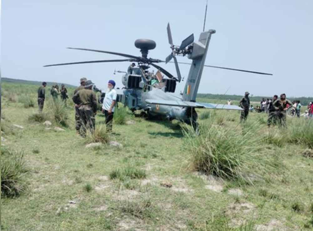 सहारनपुर जिले में तकनीकी खराबी के कारण सेना के ‘अपाचे’ हेलीकॉप्टर की इमरजेंसी लैंडिंग, मचा हड़कंप